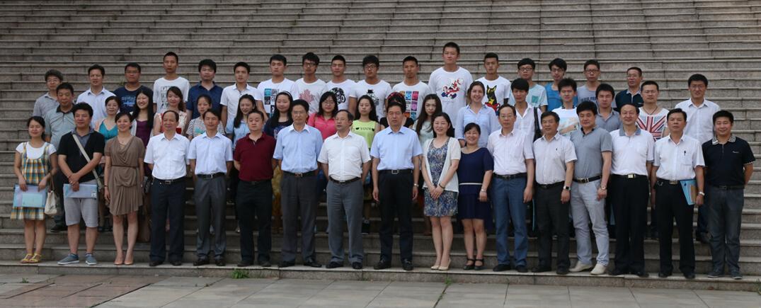 36名赴德学生与武汉市教育局、武汉市外国专家局、校领导等合影